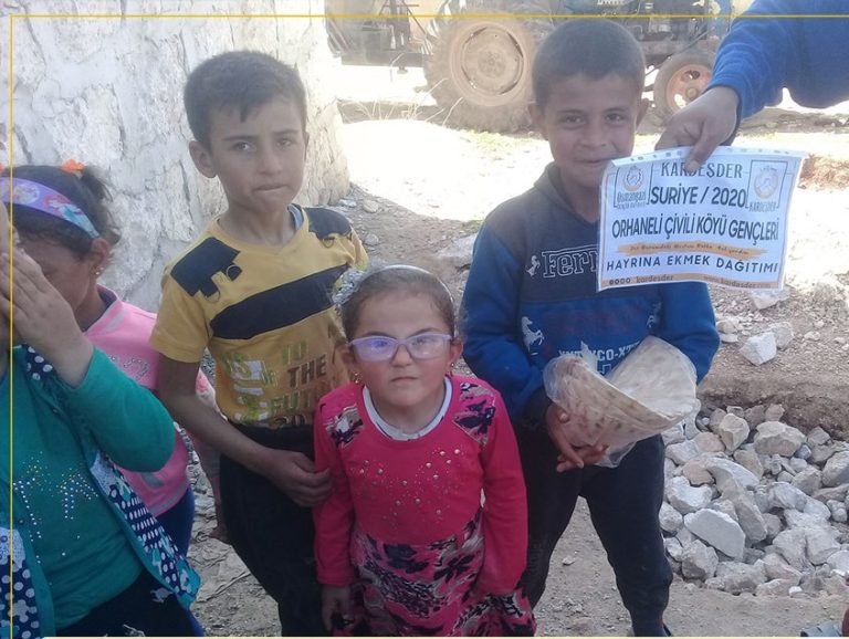Çivili köyü gençleri Suriye’de ekmek dağıttı