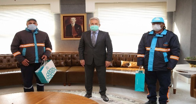 Nilüfer Belediye Başkanı Erdem’den temizlik işçilerine ödül