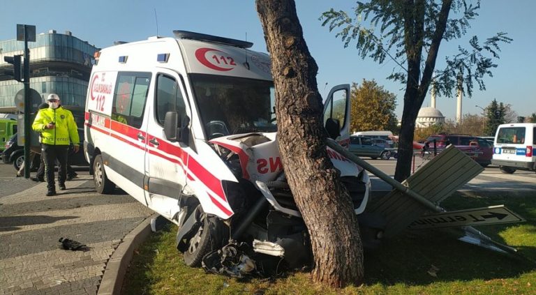 Bursa’da kaza! Ambulansla otomobil çarpıştı…