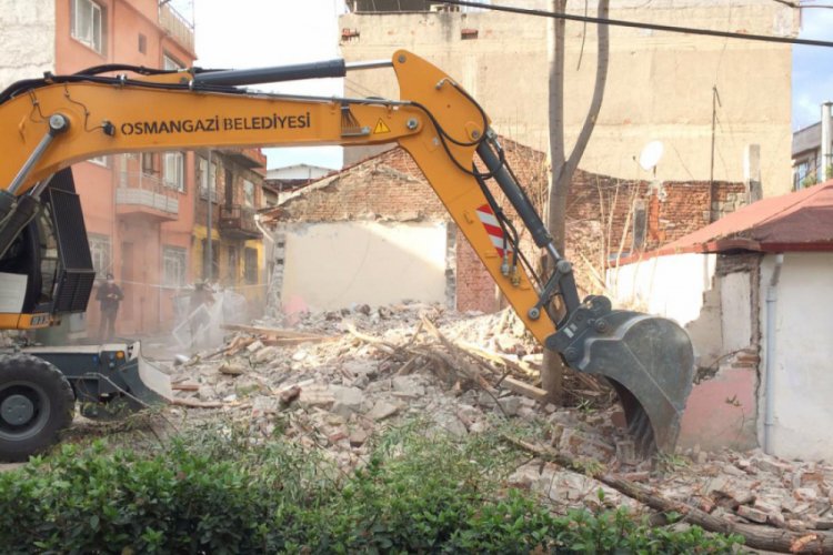 Osmangazi’de madde bağımlılarının mesken tuttuğu bina yıkıldı