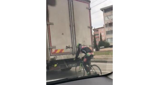 Bursa’da bisikletle tehlikeli yolculuk