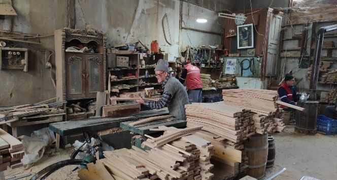 Bursa’da 88 yaşındaki ‘Fıçıcı dede’ işinin başına döndü
