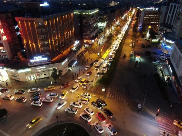 Bursa’da kısıtlamaya saatler kala trafik yoğunluğu