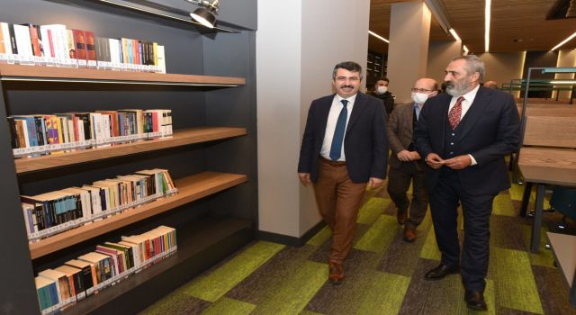 Bursa’da Yavuz Bingöl, Uyumayan Kütüphane’yi ziyaret etti