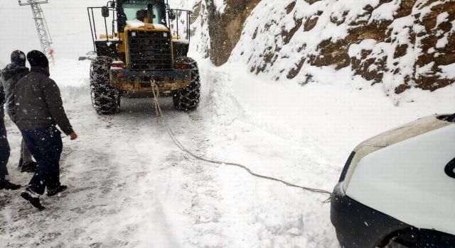 Siirt’te karda kalan minibüs ve 8 kişi kurtarıldı